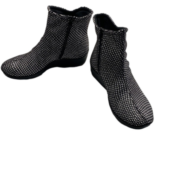 A’rcopedico Low Wedge Ankle Booties Side Zipper Size 41 Black and White - Picture 2 of 14